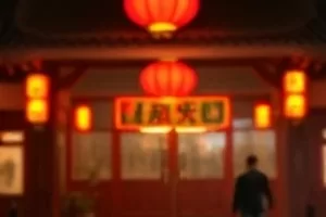 《第七十九个嫌疑人》审讯室里堆叠的案卷纸箱