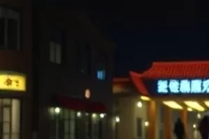 《回声证词》录音棚里证人对麦克风复述证词的画面